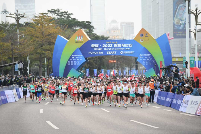 图为2022深圳马拉松比赛现场。