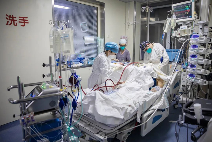 北京协和医院内科ICU医护人员使用国产ECMO救治患者（临床试验阶段）