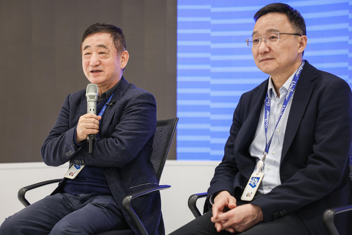 联合利华公共事务副总裁曾锡文（左）和研发中心副总裁沈俊接受媒体采访