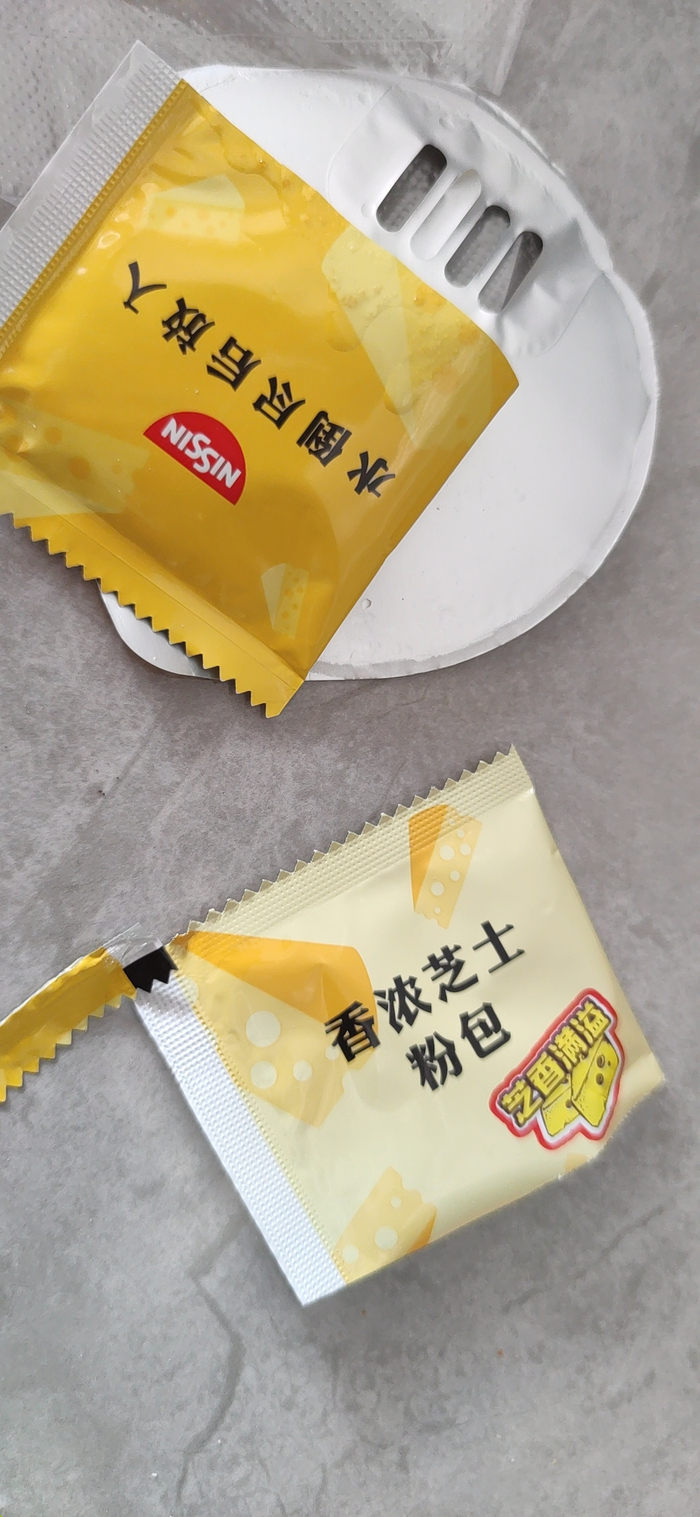 常女士表示，日清意面的料包是彩色的，和她在泡面中吃到的塑料颜色不同。