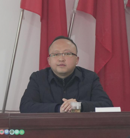 　　图说：湘乡市驻梅桥镇富民村乡村振兴工作队队长、驻村第一书记出席会议