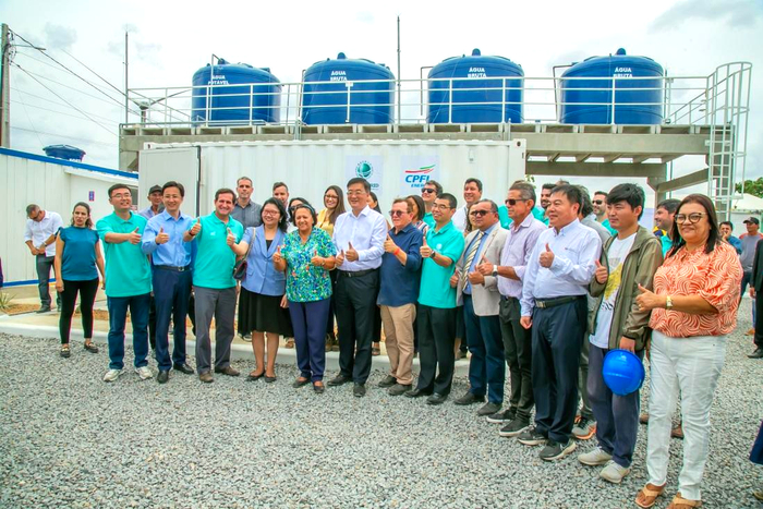 参会嘉宾及社区民众代表在水淡化设施前合影