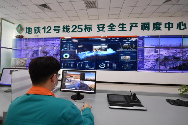 建设方引入了“智慧工地管理系统”。新京报记者 王贵彬 摄