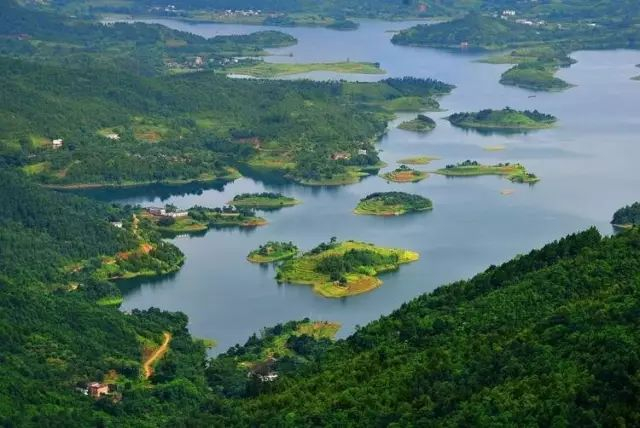 但它美丽，山奇、洞美、水清、石秀