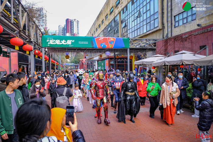 ▲成都传媒集团东郊记忆园区游人如织