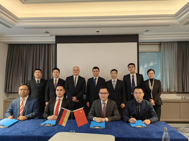 签订《中德离岸创新孵化中心项目战略合作协议》。北京中德产业园供图