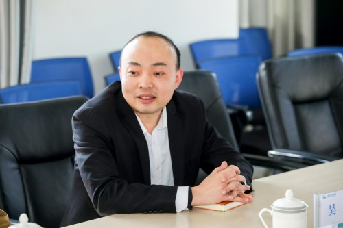 　　沱牌舍得集团工会副主席、党群工作主管 吴建