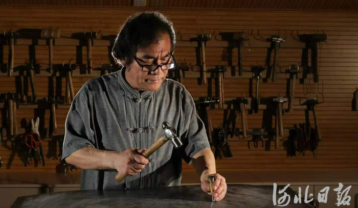 创作中的郭海博。郭海博供图