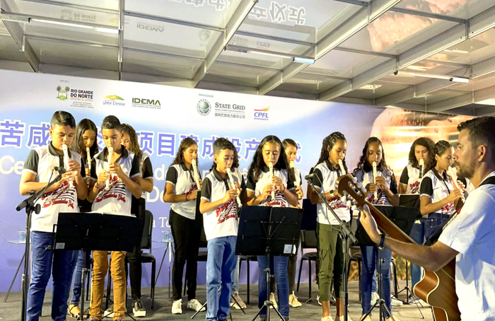 当地社区儿童合唱演出