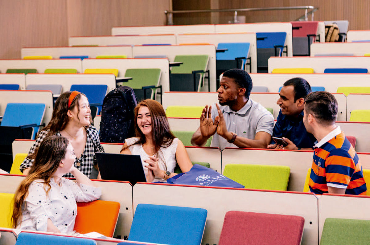 西安交通大学留学生在进行课堂讨论