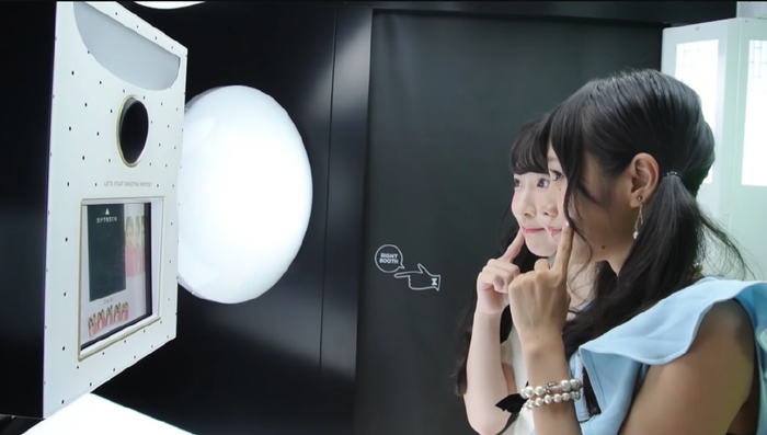 △ 和好朋友一起去拍大头贴，大概是许多人的青春回忆。图片来源 | YouTube @GIRLSTRENDbyFURYU