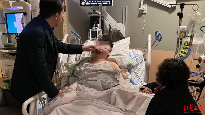 Hao同学的父母飞到美国，在重症监护室陪伴他