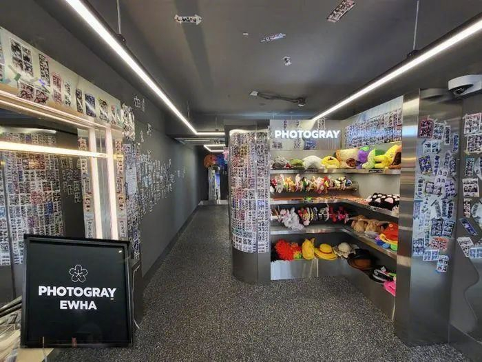 △ PHOTOGRAY 梨花女子大学店。仿佛是为了显示自家“大头贴可以贴”的属性，店内贴了不少大头贴。图片来源 | apr