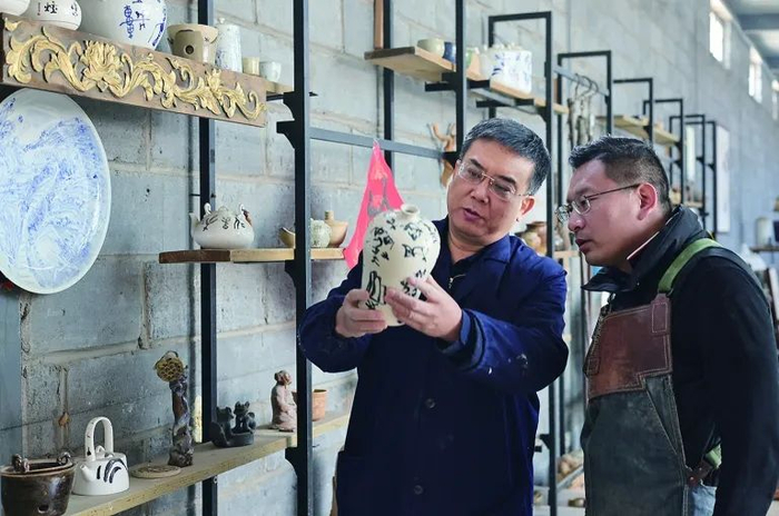 曹郁在创研基地为工作人员讲解作品的创作过程。河工新闻网记者杨磊涛摄