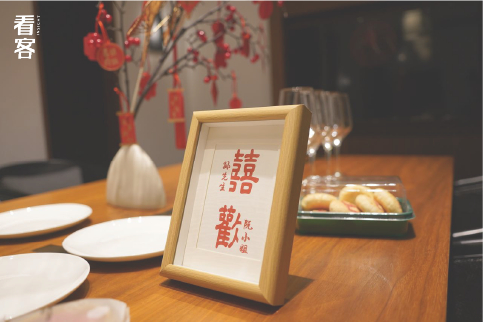 这场婚礼的糕点被印上新人姓氏，全手工制作