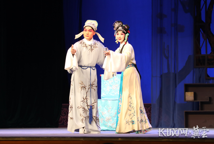     河北梆子《钟馗》演出现场，郝士超（左）饰演钟馗，张警月（右）饰演钟梅英。长城网·冀云客户端记者 王璇 摄