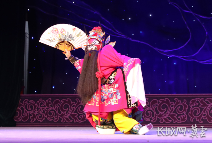 河北梆子《钟馗》演出现场，郝士超演出第五场“行路”。长城网·冀云客户端记者 王璇 摄