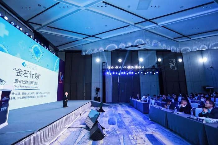 蔻德罕见病中心主任、瑞鸥公益基金会创始人之一黄如方介绍基金会项目。受访者供图