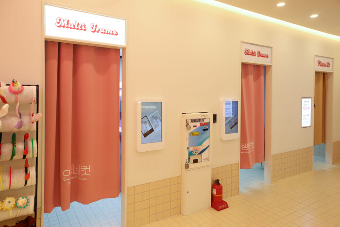 △ 店内设有多个单间，灯亮表示无人，可以使用。图片来源 | lifefourcuts