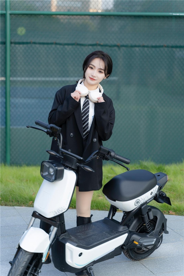 　　图:爱玛漫游者电动自行车