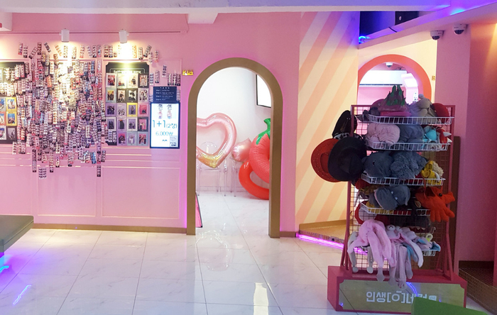 △ 道具种类繁多，足够挑得眼花缭乱。店内还有胶带纸，可以用来把照片贴在墙上。图片来源 | lifefourcuts