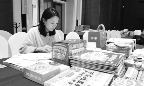 　　北大图图妈在直播前进行图书选品。 受访人 供图