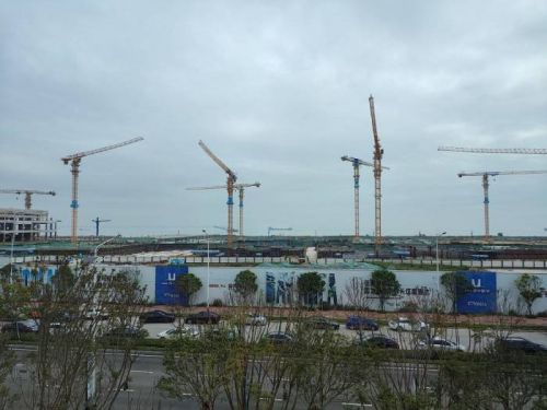 正在建设的地标——未来之门。 梁宝欣/摄