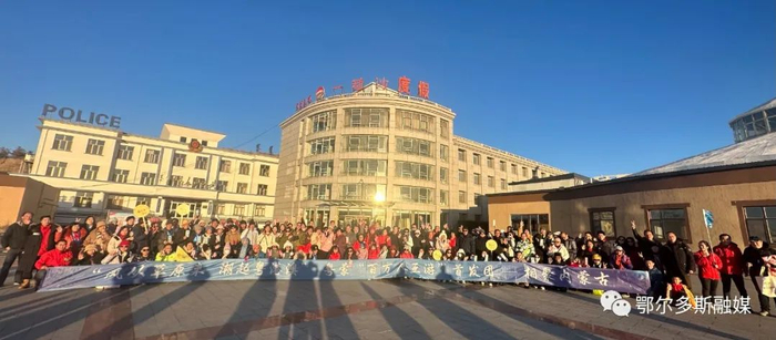 ▲游客们到达响沙湾旅游景区