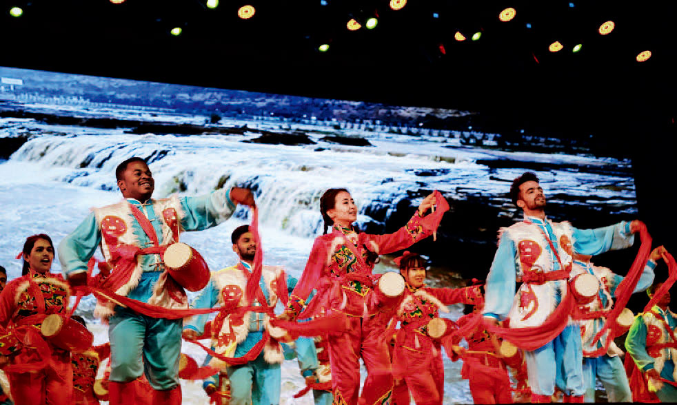 2018年12月，陕西省留学生新年晚会在西安交通大学宪梓堂举行，图为《欢庆腰鼓》表演