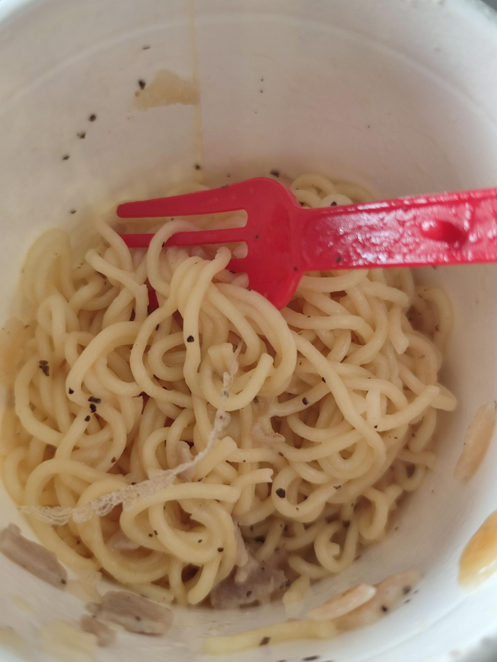 常女士称，自己从网购的日清意面中吃出塑料。