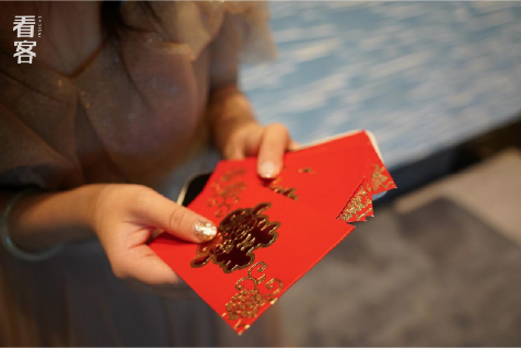 除了讲好的报酬，一些新娘还会给伴娘包额外的红包，金额从几十到上千不等