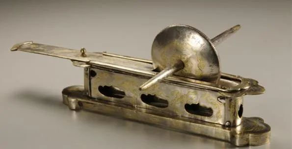 鎏金团花银碢轴、鎏金鸿雁纹银茶槽子