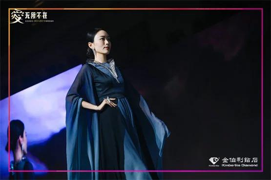 ▲金伯利钻石“自然艺境”系列「凌空飞鸟」项链、耳饰、戒指