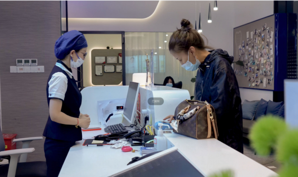 　　陈阿姨在鼎植口腔前台签到