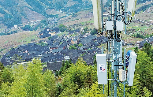 中国电信桂林分公司员工在龙胜各族自治县和平乡龙脊村建设5G基站。