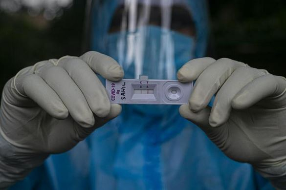 医护人员和新冠抗原测试 资料图