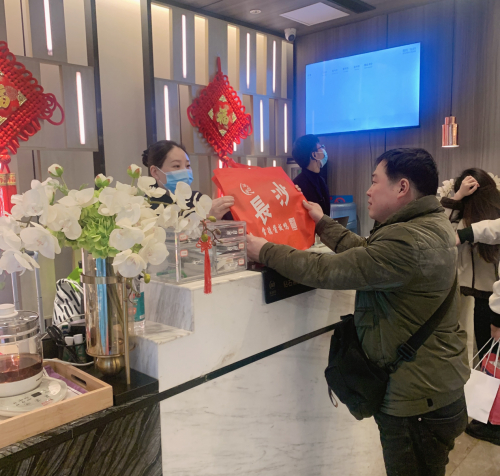 　　宜尚酒店长沙五一广场国金中心步行街店 酱板鸭伴手礼