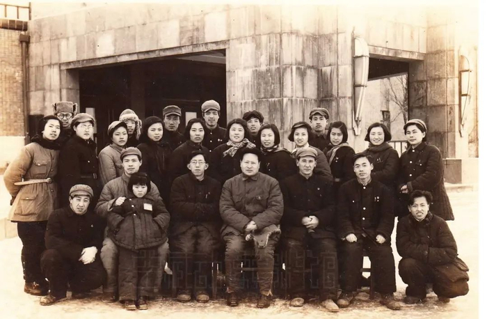 1950 年东北电影制片厂美术片组迁至上海前合影