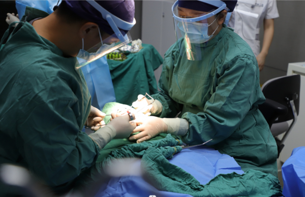 　　陈阿姨做种植牙手术