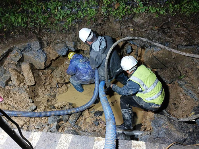 近日，水管破裂致基隆两万户民众停水