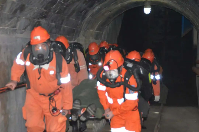 图为国家矿山应急救援鹤岗队救援人员在演练中抬运伤员