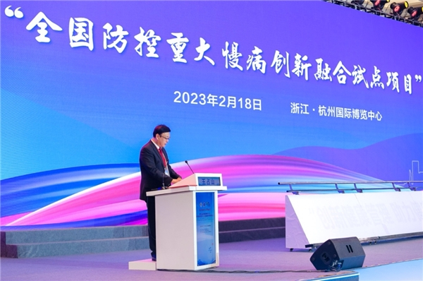 　　图:中华医学会健康管理学分会常务委员兼秘书长王占山教授宣读批复文件。