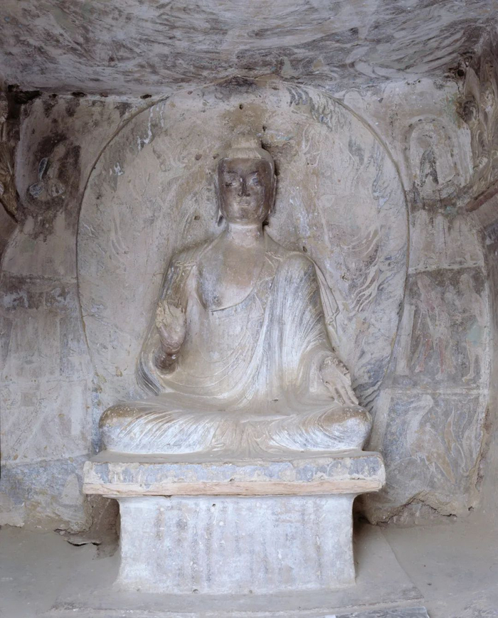 ▲115窟正壁坐佛，北魏中期。