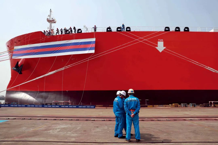　　2021年3月28日，江南造船为西南海运有限公司建造的全球首艘新造86000立方米超大型双燃料液化石油气船（VLGC）在上海举行命名仪式。该船总长230米、设计吃水11.4米、型宽36.6米、结构吃水12米、型深22.2米，挂新加坡旗，入级英国劳氏船级社（LR）。图/IC