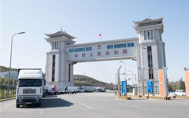 绥芬河国门。图源：绥芬河市政府官网