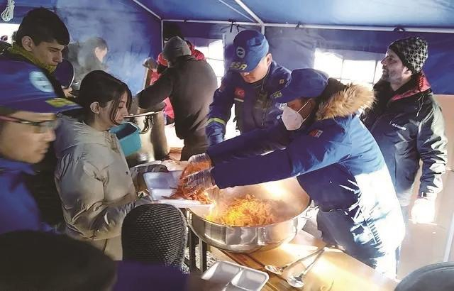     ▲中国蓝天救援队在土耳其马拉蒂亚向当地受灾民众分发食物     新华社发