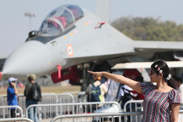 ▲2月15日，一名女子在印度班加罗尔耶拉汉卡空军基地观看飞行表演。图/新华社