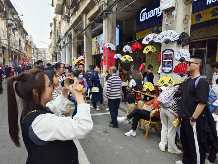 △游客打卡《狂飙》拍摄地点。江门日报记者 郭永乐 摄