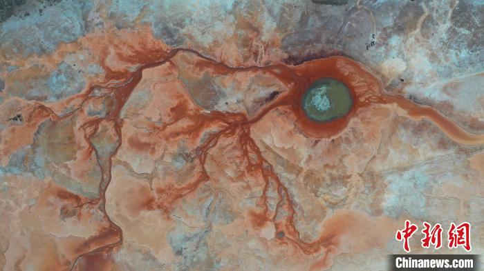 图为海西州境内的“网红”景点“恶魔之眼”。赵凛松摄