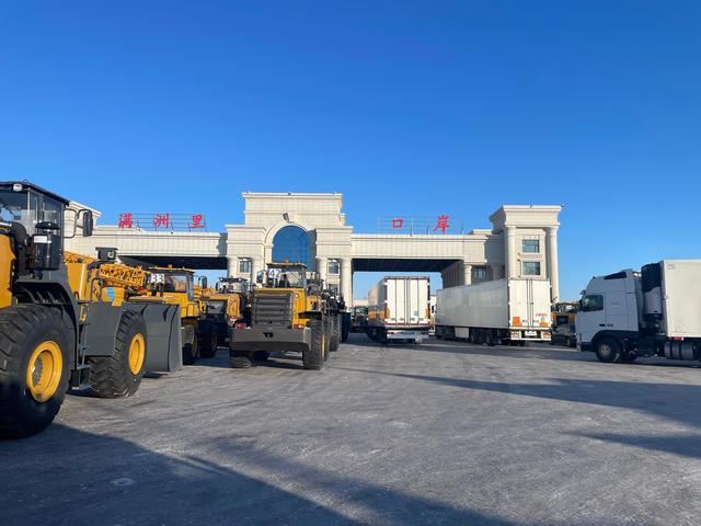 2月8日一早，已经装满果蔬的俄罗斯货车和等待出口的中国机械工程车正在排队驶出口岸进入俄罗斯。新京报记者 张静姝 摄